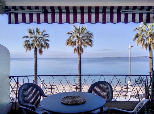 machine à lave et toilettes dans la salle d'eau