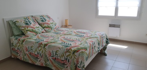 Chambre avec lit 140 et penderie