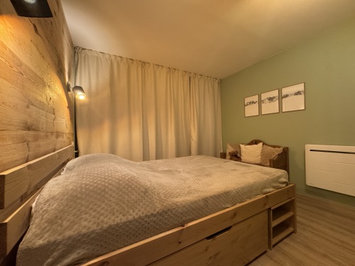 chambre parents - rideaux fermés