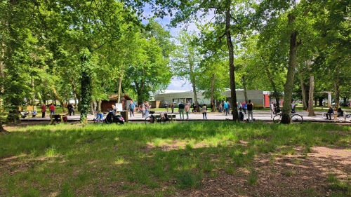 et un terrain de pétanque