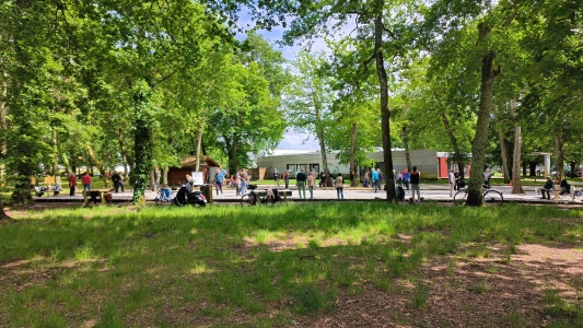 et un terrain de pétanque