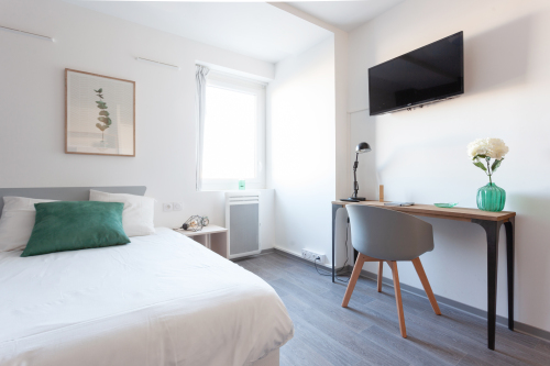 Espace de vie, bureau, cuisine et lit