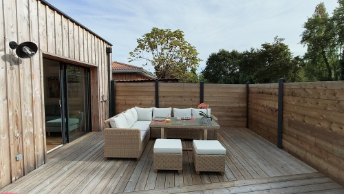 Terrasse avec salon de jardin/parasol/ transats et plancha