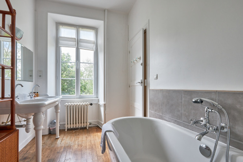 Salle de bain suite Saumur. Baignoire et douche italienne