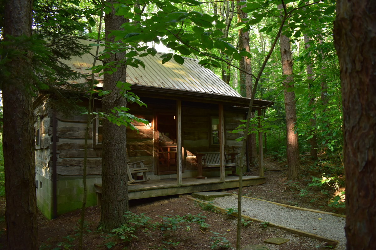 11839 Frontier Log Cabins - Red Log Cabin