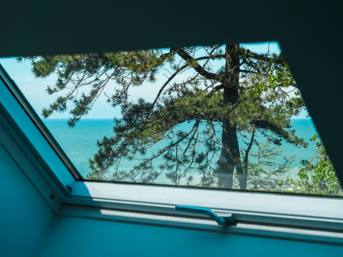 La vue à travers les vélux des chambres