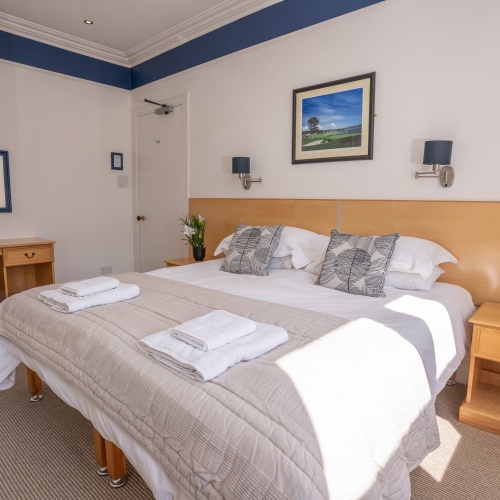 Double or Twin-Deluxe-Ensuite with Shower - Base Rate