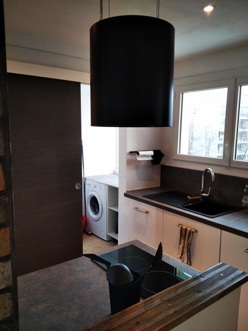 buanderie séparée avec nécéssaire de nettoyage et machine à laver