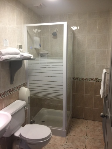 BATHROOM WITH SHOWER Twin room deluxe