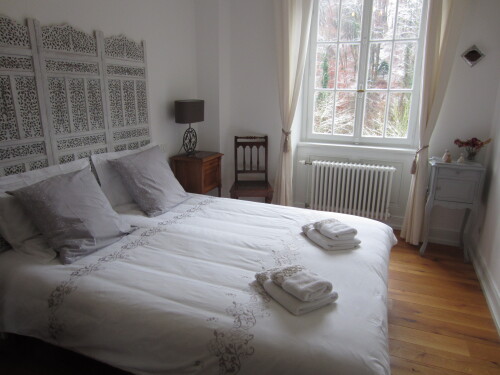 Gîte***** Sud Alsace chambre 2 : lit double ou 2 lits séparés. Vue sur forêt 