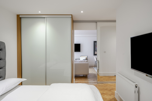 Spacious bedroom with a king size mattress 