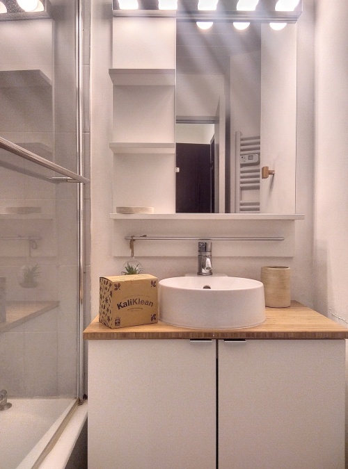 salle de bains avec toilettes