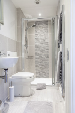 Room 6 - Kingsize en-suite shower room