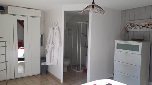 la chambre et sa salle d'eau