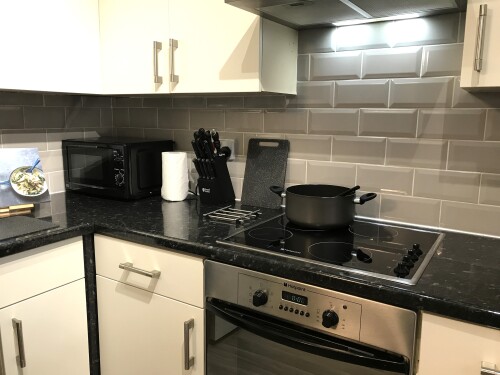 Fan assisted oven and grill, Electric hob, Microwave and fully equipped kitchen - TLC Stay Preston area home
