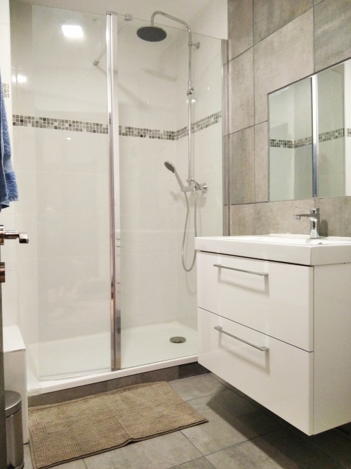 salle de bain avec douche à l'italienne et meuble vasque