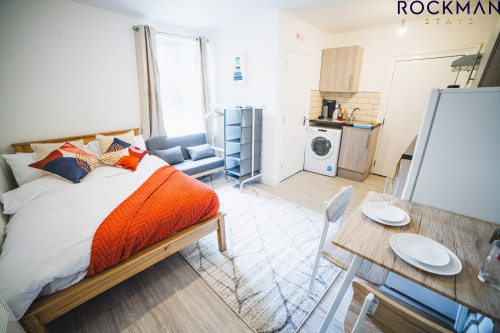 12C Alexandra Street  - (Ground Floor Studio Flat) - Bedroom at Rockman Stays Luxury Short Stay Accommodation