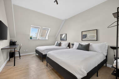 Deluxe Family Room Bedroom 