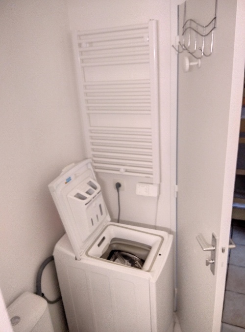 Machine à laver le linge et chauffe serviette