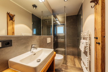 Badezimmer mit Regendusche