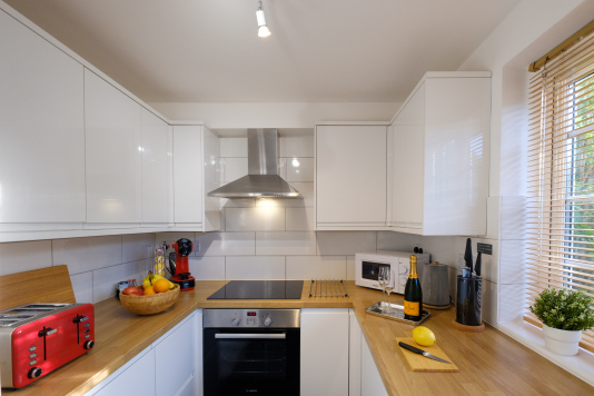 The comprehensively equipped kitchen
