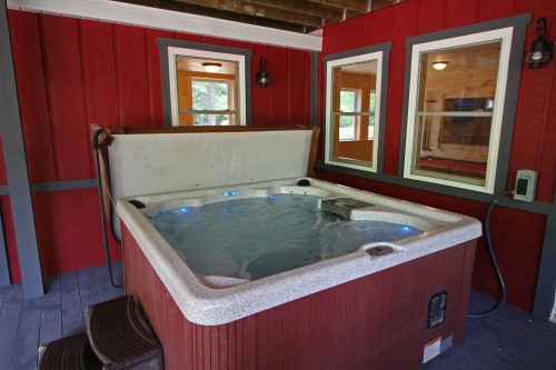 Hot Tub Closeup, Southern Belle Lodge