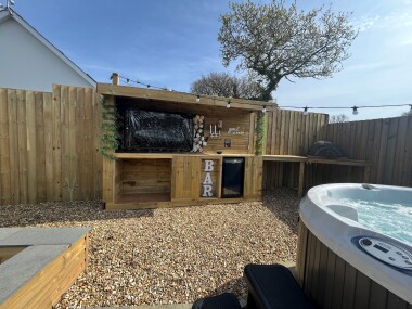 Bar & TV area with pizza oven