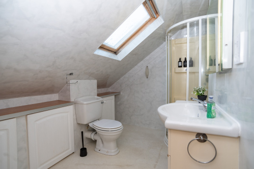 Private en-suite to the master bedroom with a walk-in shower. Shower gel, shampoo and conditioner and all towels provided for your stay