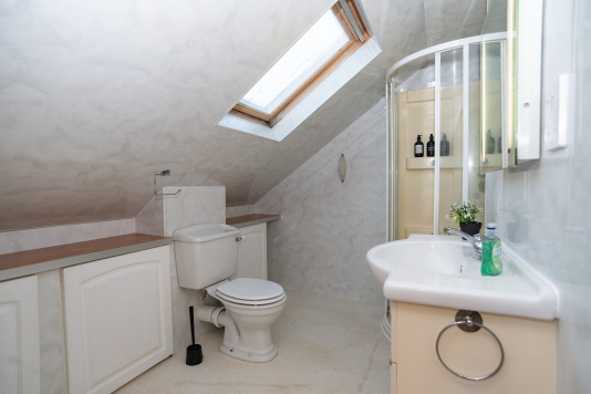 Private en-suite to the master bedroom with a walk-in shower. Shower gel, shampoo and conditioner and all towels provided for your stay