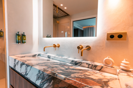 Chambre 1 avec douche et vue sur le Vieux Port 