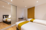 Twin room with desk and chair 