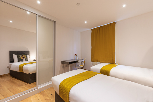 Twin room with desk and chair 