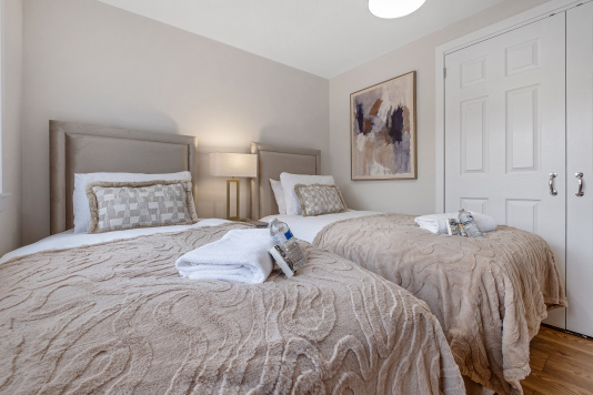 Twin bedroom