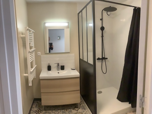 Salle de bain et grande douche