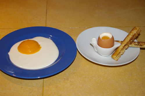 A la table d'hôtes : un dessert pas comme les autres, de faux oeufs (lait de coco et mangue)