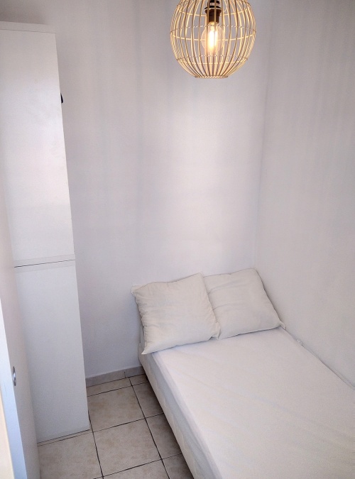 chambre cabine avec lit une place et rangements