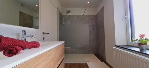 Salle de bain avec douche italienne