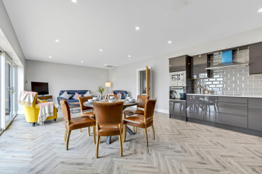 Kitchen / Dining Area
