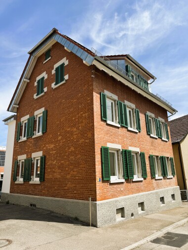 Außenansicht des Hauses mit Klappläden