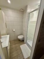 Salle de bain avec cabine de douche