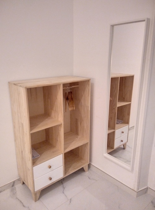 rangement et miroir de chambre