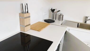 Voll ausgestattete Küche mit Herd, Backofen, Mikrowelle, Kühlschrank, Spülmaschine, Kaffeemaschine, Wasserkocher, Geschirr und Besteck – ideal für die Selbstverpflegung.