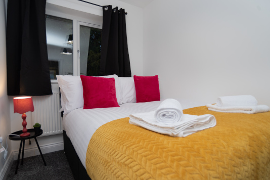 King bed that can be split into two twin beds — offering flexible sleeping arrangements to suit your group’s needs.