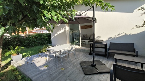 Terrasse avec coin salon et coin repas + plancha