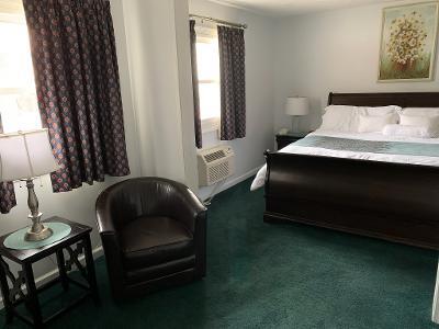 Motel Suite Room - with 1 King Sized Bed - Deluxe 
