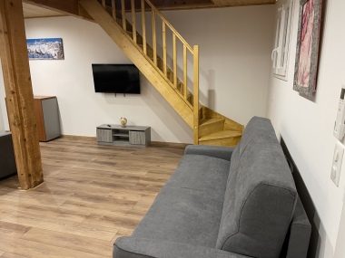 Séjour TV et accès chambres par escaliers 