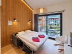 Salon avec canapé-lit double, idéal pour accueillir confortablement deux adultes pour un séjour relaxant.
