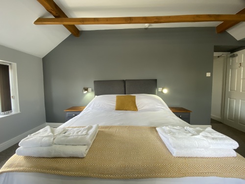 The Roade House Rooms - Up to 4 single beds or a Kingsize bed & 2 singles