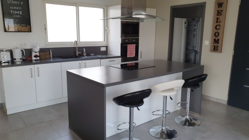 Ilôt de cuisine avec tabouret de bar