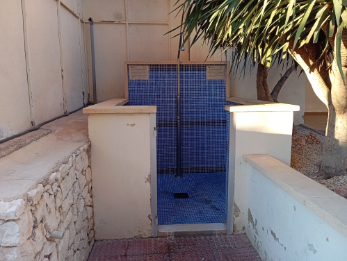 Ducha comunitaria en recinto